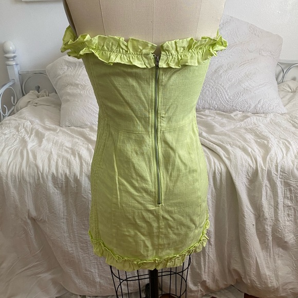 Lulu’s green mini dress linen with scrunch, off the shoulder! - Picture 4 of 4